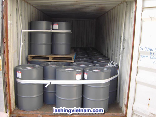 Hàng phuy được chằng buộc trong container thực tế