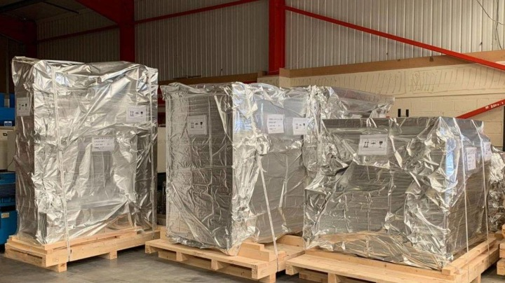 Các kiện thiết bị được bao gói kín bằng màng nhôm trong kho thực tế