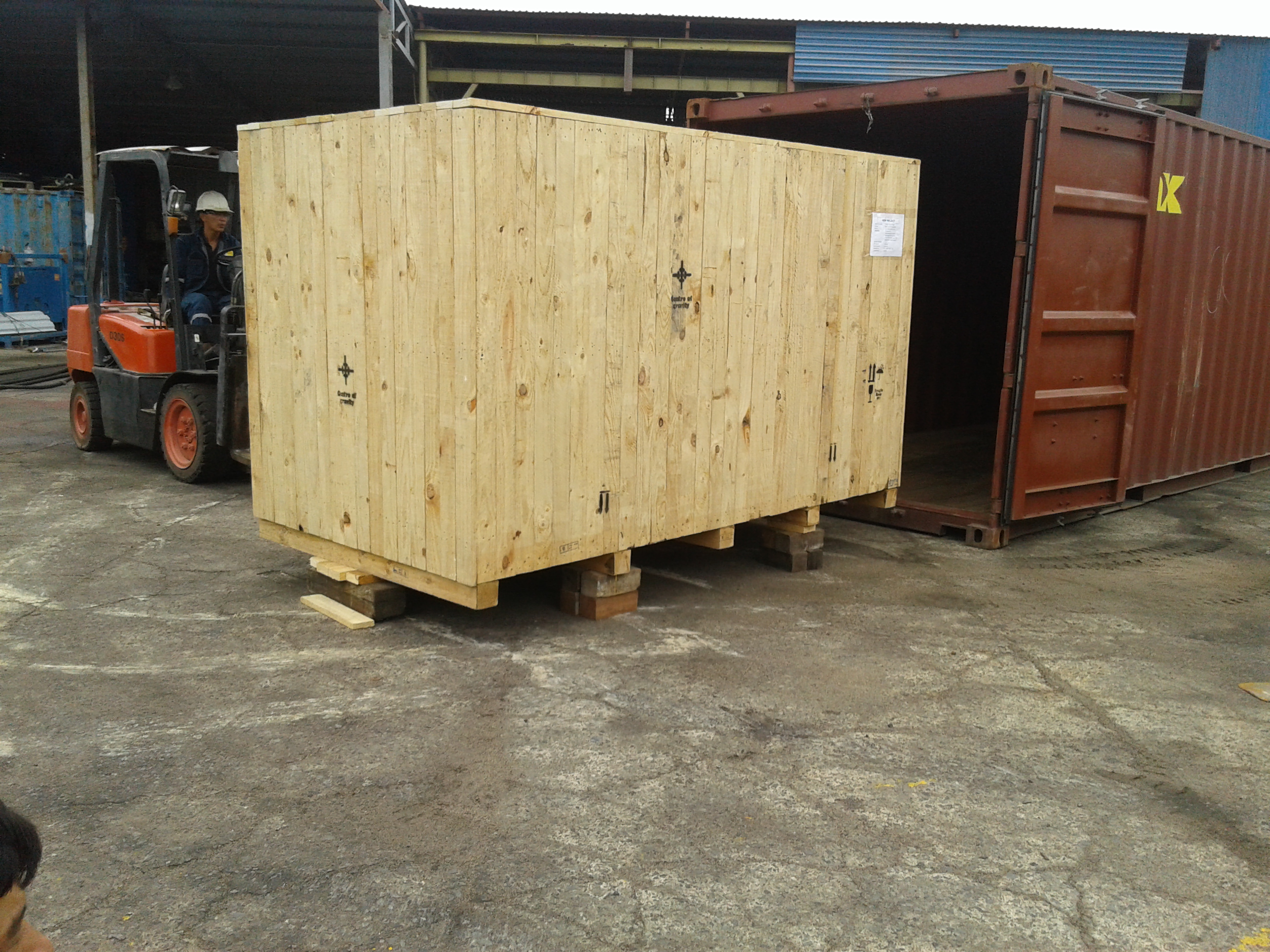 Kiện gỗ thực tế đang được đưa vào container tại kho